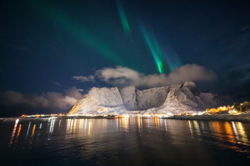 Lofoten_City_Lights_Aurora